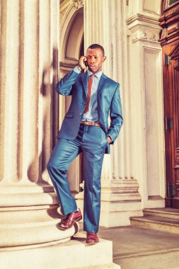 Genç Afro-Amerikan New York'ta çalışan işadamı