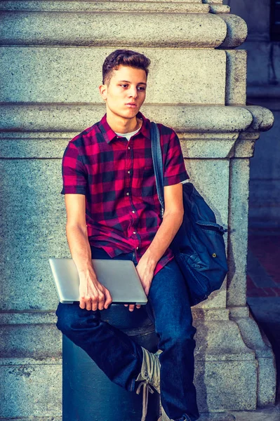 Американський студент коледжу розслабляючий на вулиці в Нью-Йорку — стокове фото