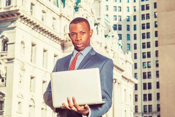 Genç Afro-Amerikan New York'ta çalışan işadamı.