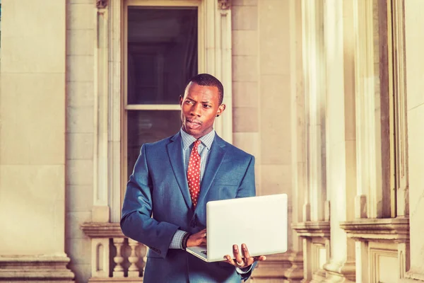 Genç Afro-Amerikan New York'ta çalışan işadamı.