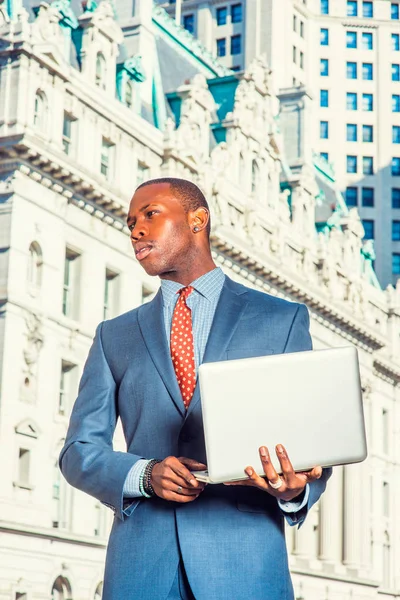 Genç Afro-Amerikan New York'ta çalışan işadamı.