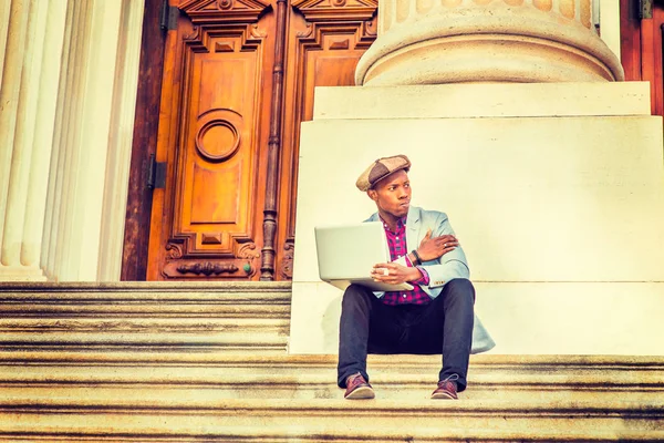 Giovane uomo afroamericano che lavora sul computer portatile al di fuori in — Foto Stock
