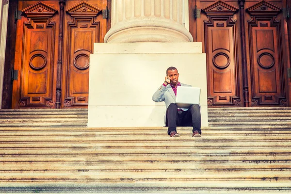 Joven afroamericano trabajando afuera en Nueva York . — Foto de Stock