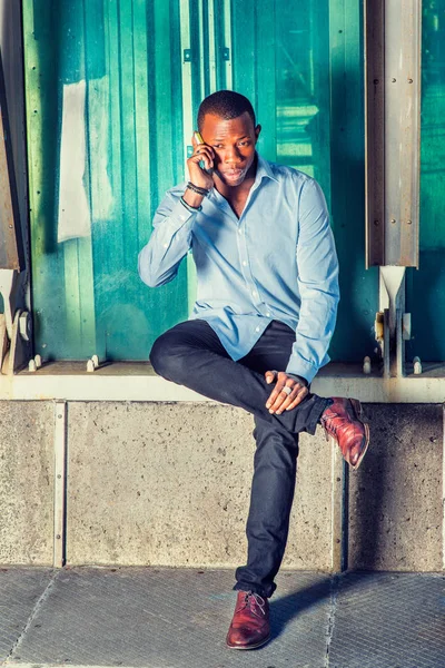 Genç Afrikalı-Amerikalı adam Calling'yeni dışında cep telefonuyla 