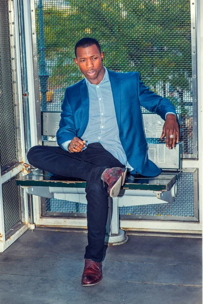 New York dışında genç Afrikalı-Amerikalı adam düşünme