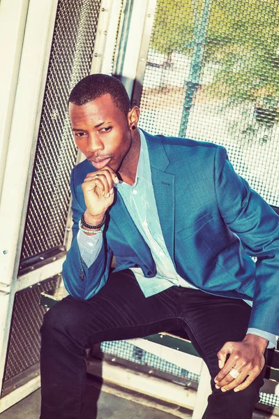 New York dışında genç Afrikalı-Amerikalı adam düşünme