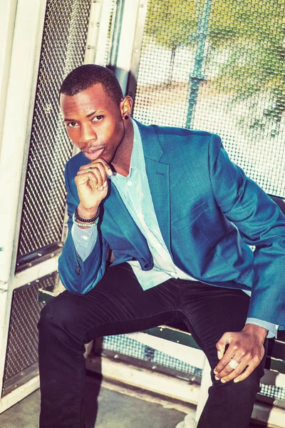 New York dışında genç Afrikalı-Amerikalı adam düşünme