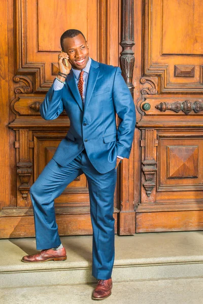 Genç Afro-Amerikan New York'ta çalışan işadamı.