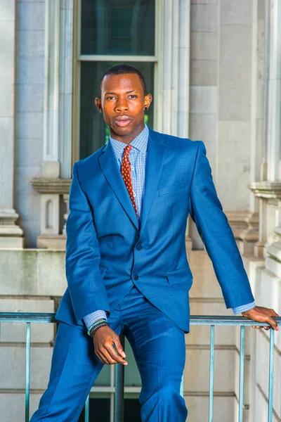Ung afrikansk Amerikan affärsman tänkande utanför kontor i Ne — Stockfoto