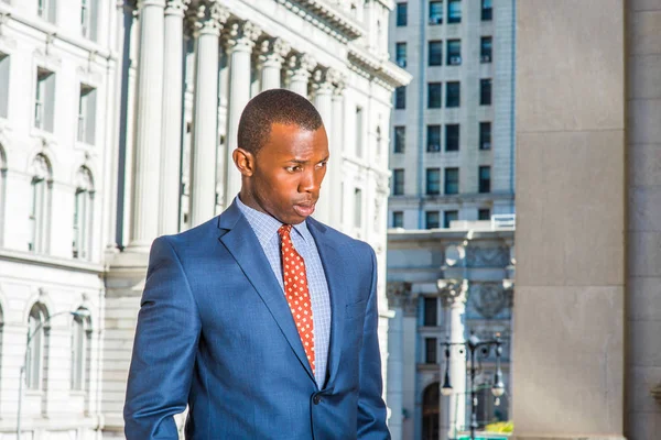 Joven empresario afroamericano pensando fuera de la oficina en Ne — Foto de Stock