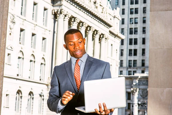 Genç Afro-Amerikan New York'ta çalışan işadamı