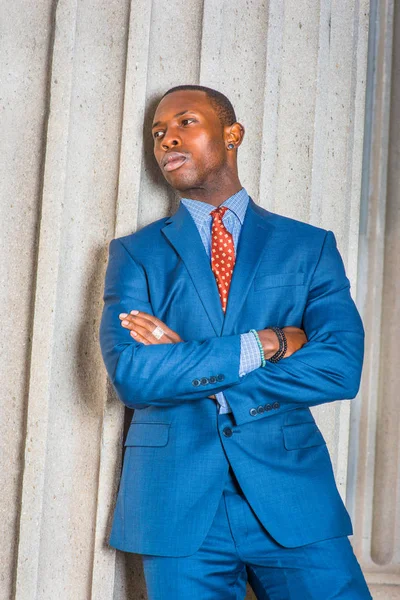 Ne ofis dışında genç Afrikalı-Amerikalı işadamı düşünme