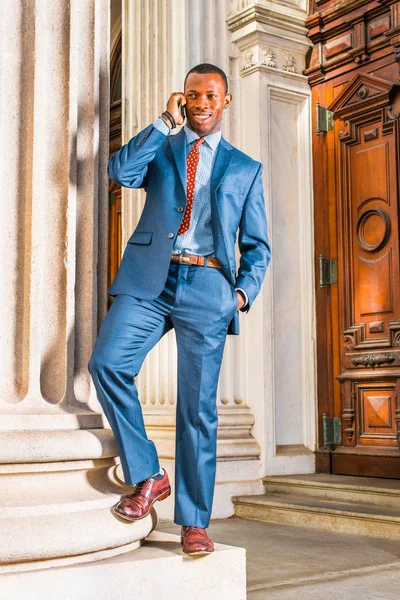 Genç Afro-Amerikan New York'ta çalışan işadamı