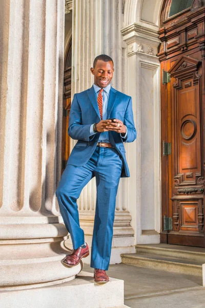 Genç Afro-Amerikan New York'ta çalışan işadamı