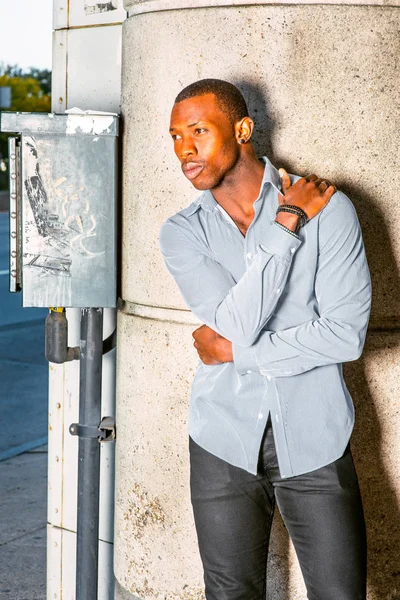 New York dışında genç Afrikalı-Amerikalı adam düşünme