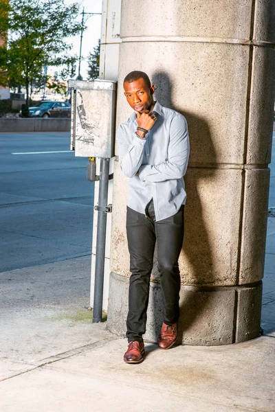 New York dışında genç Afrikalı-Amerikalı adam düşünme