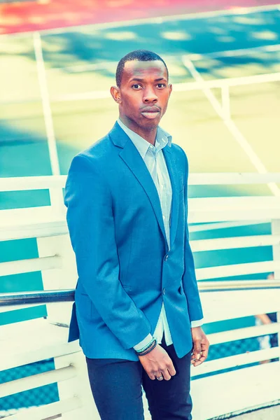 Senin için bekleyen adam.