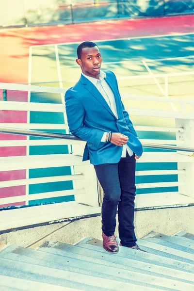 Senin için bekleyen adam.