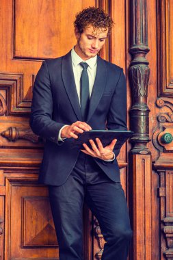 Genç işadamı New York'ta tablet bilgisayarda çalışma