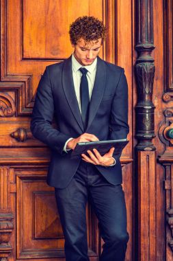 Genç işadamı New York'ta tablet bilgisayarda çalışma