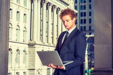 Genç işadamı çalışma dizüstü bilgisayar New York hakkında
