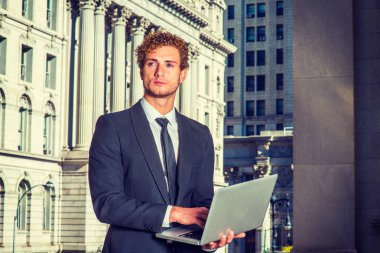 Genç işadamı çalışma dizüstü bilgisayar New York hakkında
