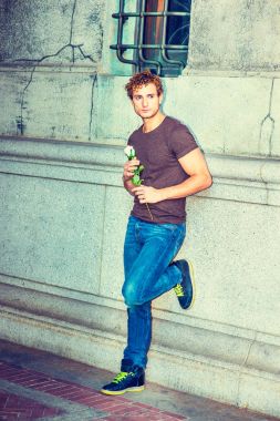 Genç adam beyaz gül, New York'ta sizi tutan