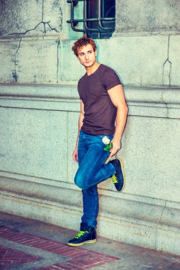 Genç adam beyaz gül, New York'ta sizi tutan