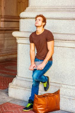 Genç dizüstü bilgisayar, çanta, N Caddesi üzerinde rahatlatıcı taşıyan adam