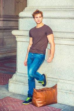 Genç dizüstü bilgisayar, çanta, N Caddesi üzerinde rahatlatıcı taşıyan adam