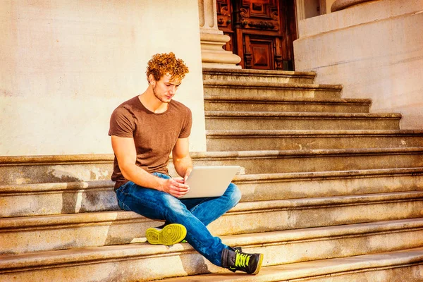 工作手提电脑，坐在外面的楼梯上的年轻人 — 图库照片