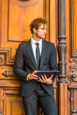 Genç işadamı New York'ta tablet bilgisayarda çalışma