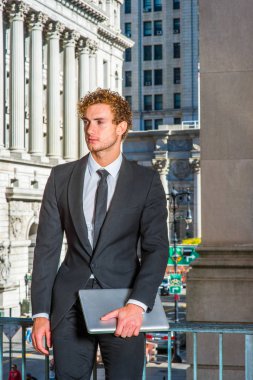 Genç işadamı dizüstü bilgisayar, holding dışında düşünme N