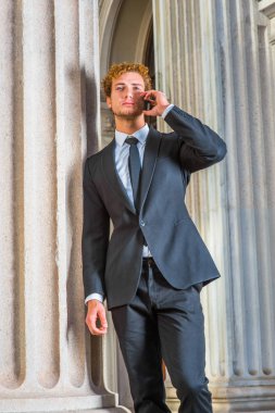 Genç işadamı New York dışında cep telefonuyla konuşuyor