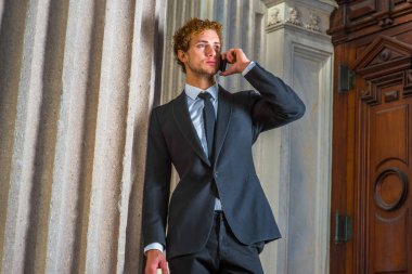 Genç işadamı New York dışında cep telefonuyla konuşuyor