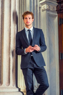 Genç işadamı manifatura New York dışında cep telefonuyla