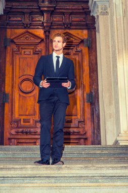 Genç işadamı New York dışında tablet bilgisayarda çalışma