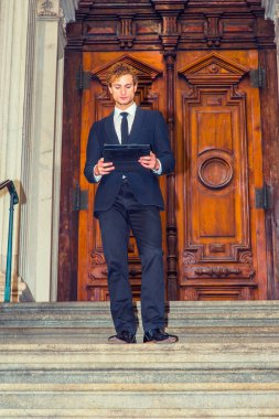 Genç işadamı New York dışında tablet bilgisayarda çalışma