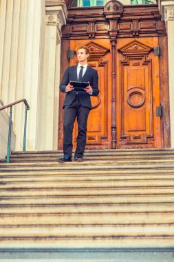 Genç işadamı New York dışında tablet bilgisayarda çalışma