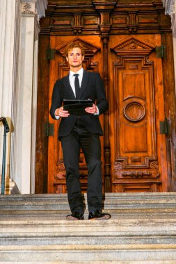 Genç işadamı New York dışında tablet bilgisayarda çalışma