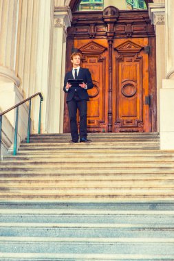 Genç işadamı New York dışında tablet bilgisayarda çalışma