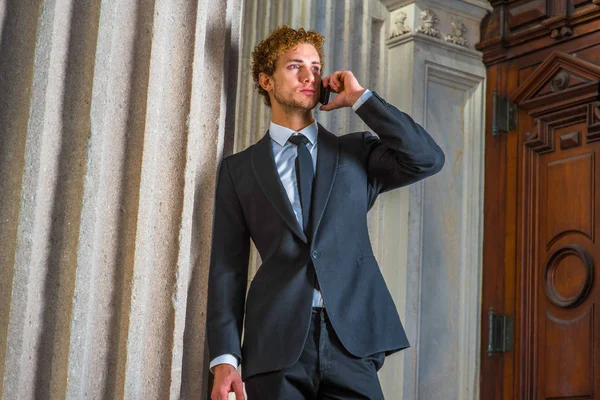 Joven Empresario hablando por celular afuera en Nueva York — Foto de Stock