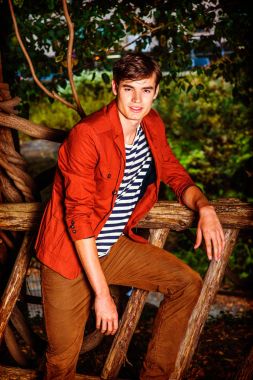 Genç adam rahatlatıcı Central Park, New York