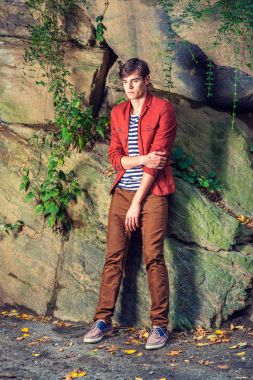 Dışında mutsuz genç adam düşünme Central Park, New York