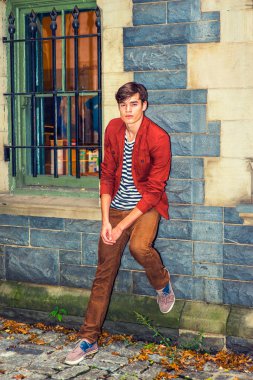 Dışarıda sizi bekleyen genç adam