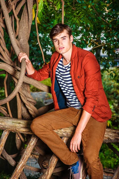 Genç adam rahatlatıcı Central Park, New York