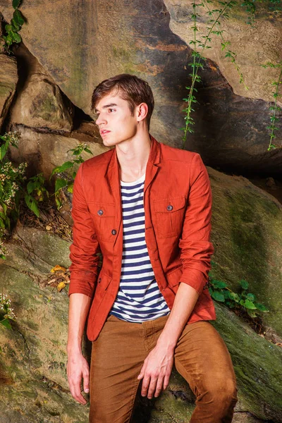 Dışında genç adam düşünme Central Park, New York