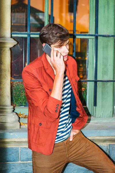 Arama dışında genç adam. 