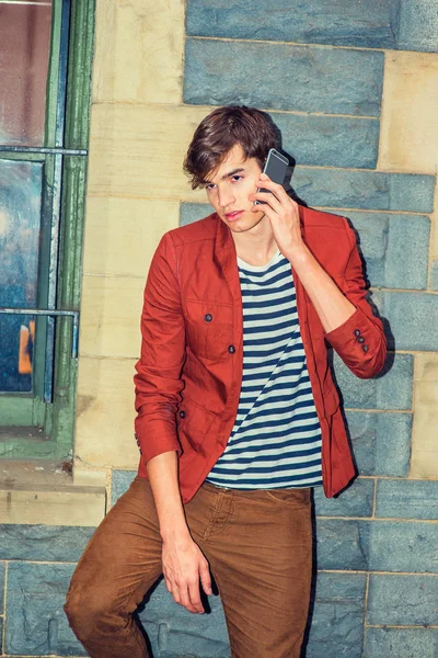 Arama dışında genç adam. 