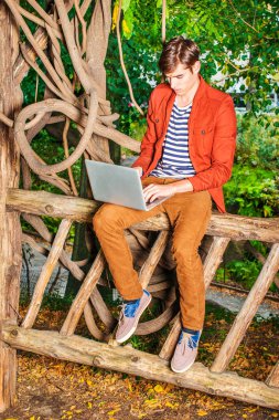 dışında çalışan adam. 